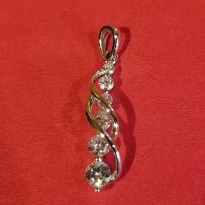 ⬇️💫NWOT Silvertone Graduated Six Crystal Pendant